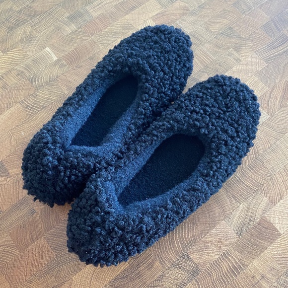 HUE WOMEN'S FAUX FUR BALLERINA SLIPPERS (NEVER WORN) - Picture 3 of 5